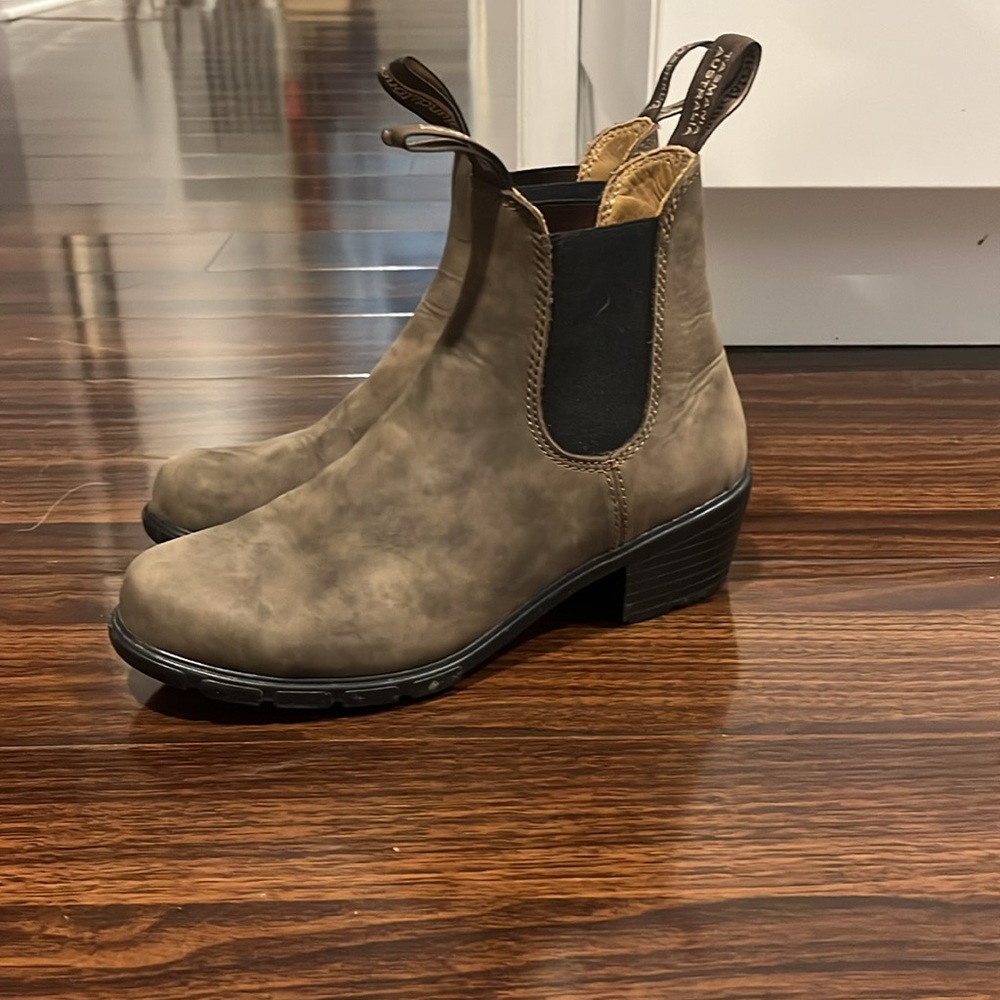 NEW BLUNDSTONE HEELED SZ 4